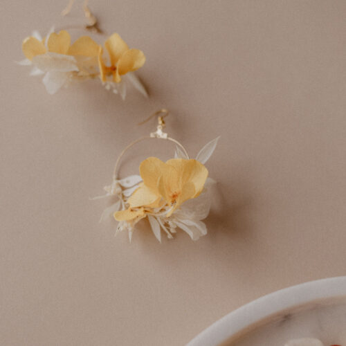 Créoles fleuries Anna - blanches et jaunes